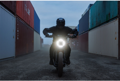 Korter daglicht? 5 tips om op te vallen op de motor