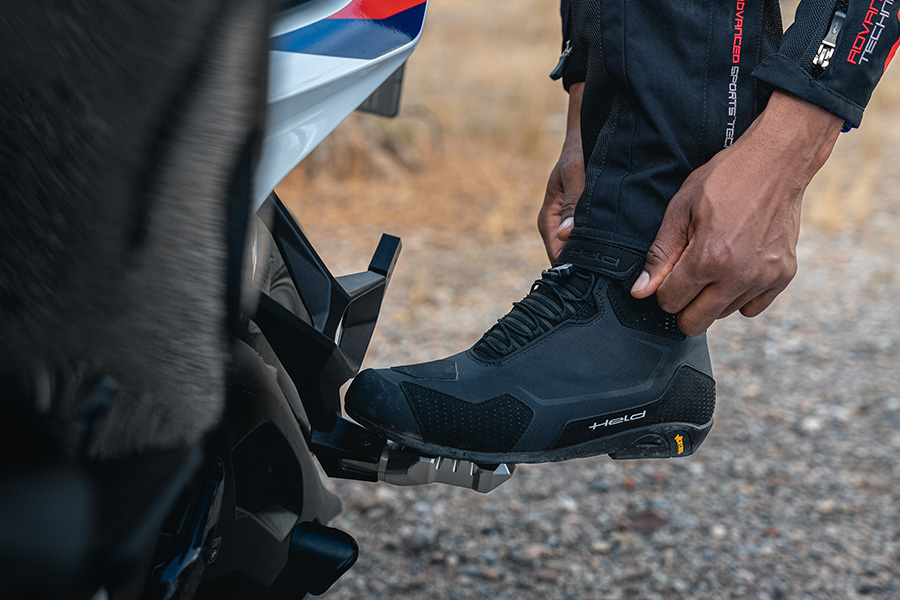 Motorlaarzen of schoenen?